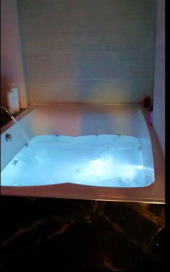 אתונה Romantic Jacuzzi Apartment מראה חיצוני תמונה